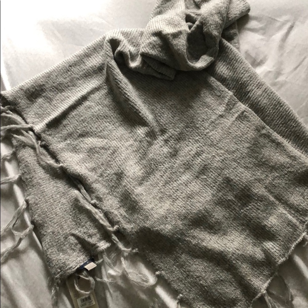 Bass & Co knit poncho (grey)
